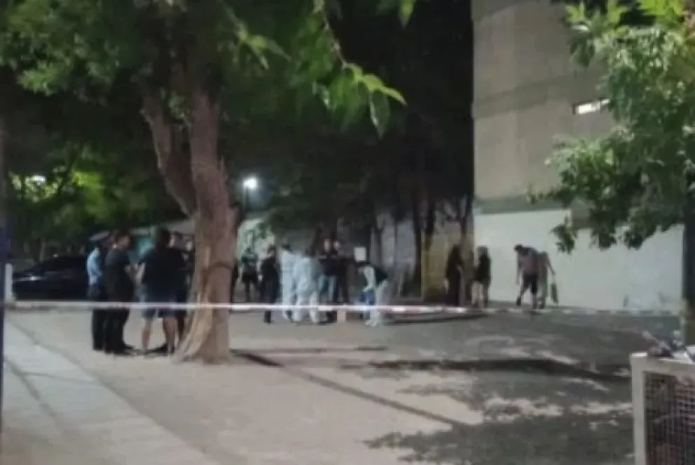 La noticia del doble crimen se conoció este jueves por la noche en el barrio 400 viviendas de Cipolletti |Foto (gentileza Miguel Ángel Parra)