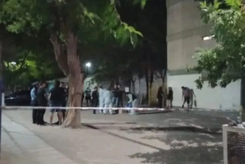 Las pericias se realizaron durante varias horas y las familias recién pudieron regresar a sus domicilios después de que retiraran los cuerpos para trasladarlos a la morgue de Roca. Foto (gentileza Miguel Parra).