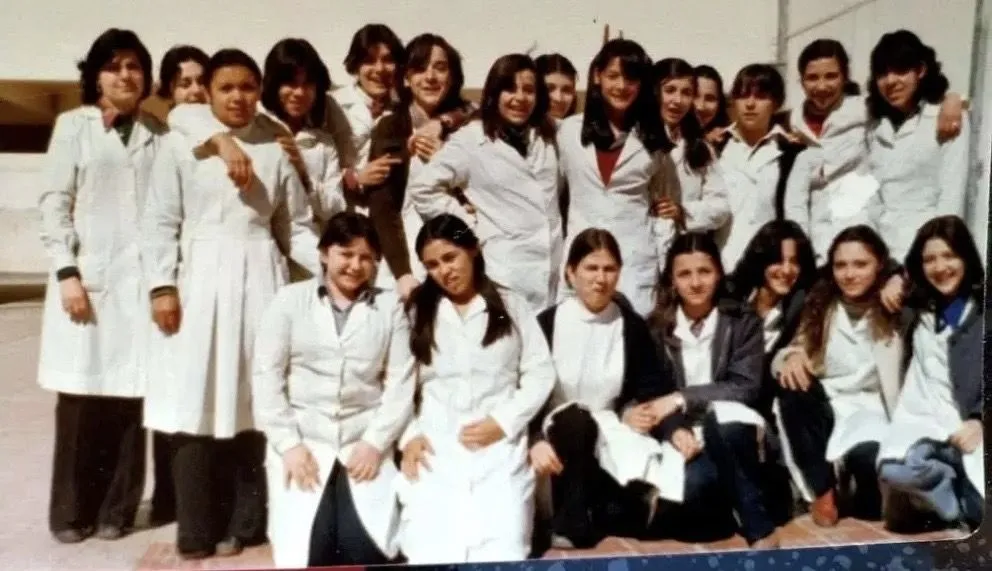 Stella Maris (abajo, la primera a la izquierda), junto a Noemí Bascur, en una foto de la escuela secundaria. El patio del colegio Manuel Belgrano y una adolescencia donde todas las historias eran posibles. (Foto: gentileza Noemí Bascur).