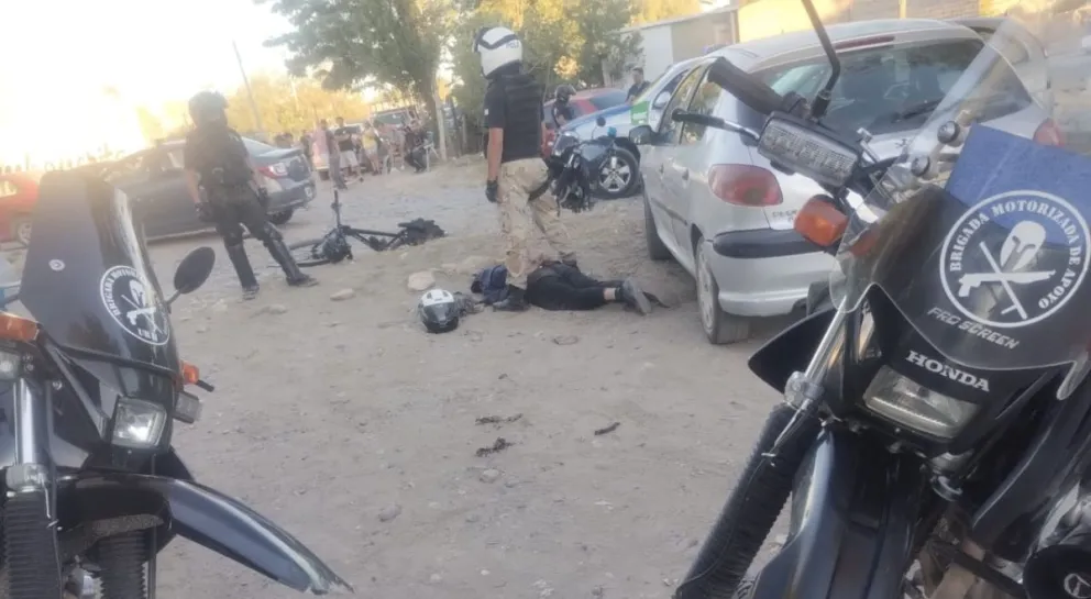 Uno de ellos se tomó su cintura con ambas manos al momento de huir, con la intención de sacar un elemento, que resultó ser un arma de fuego con catorce municiones, y una de ellas en recamara. (Foto: gentileza Policía de Río Negro).
