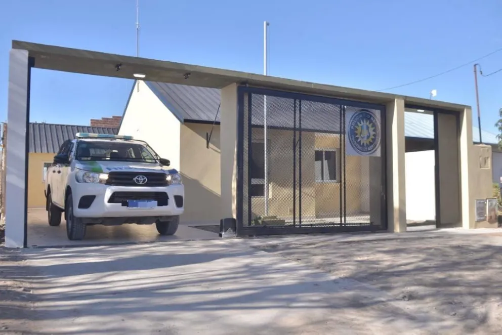 El personal policial llevó a cabo una inspección ocular no constatando daños y/o indicios. (Foto: gentileza Policía de Río Negro).