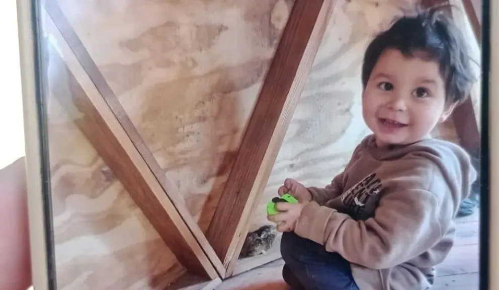 La foto que trascendió en las redes sociales del niño (El Cordillerano)