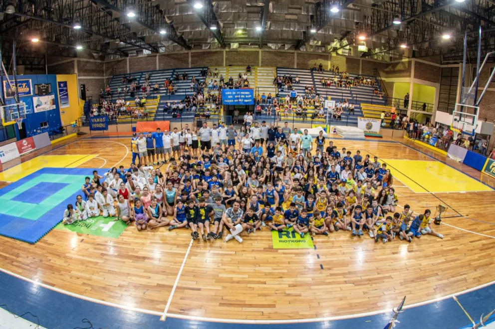 "Los clubes viven porque los socios le dan vida y depende de la comisión directiva que esa vida sea mejor, de crecimiento y prosperidad". Afirmaron desde Progre. (Foto de portada Municipio de Roca / fotos ANRoca).