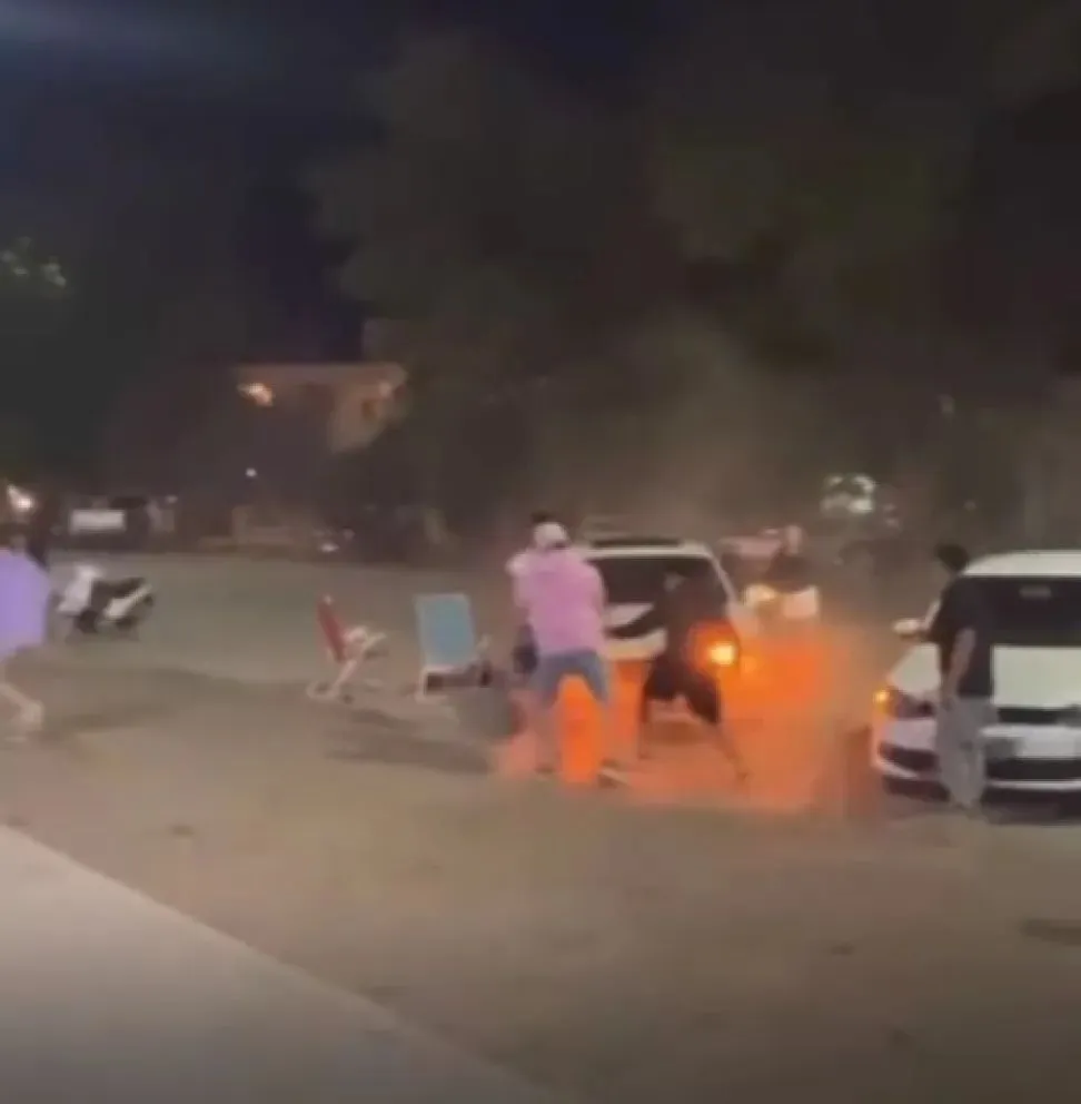 Un nuevo conflicto fue protagonizado por más de cuatro jóvenes y adolescentes en la zona céntrica de la ciudad de Regina. Foto (Gentileza).