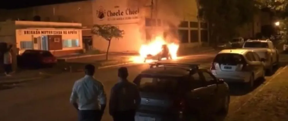 Los vecinos habían intentado antes sofocar el inicio del incendio. (Foto: 7 EN PUNTO).