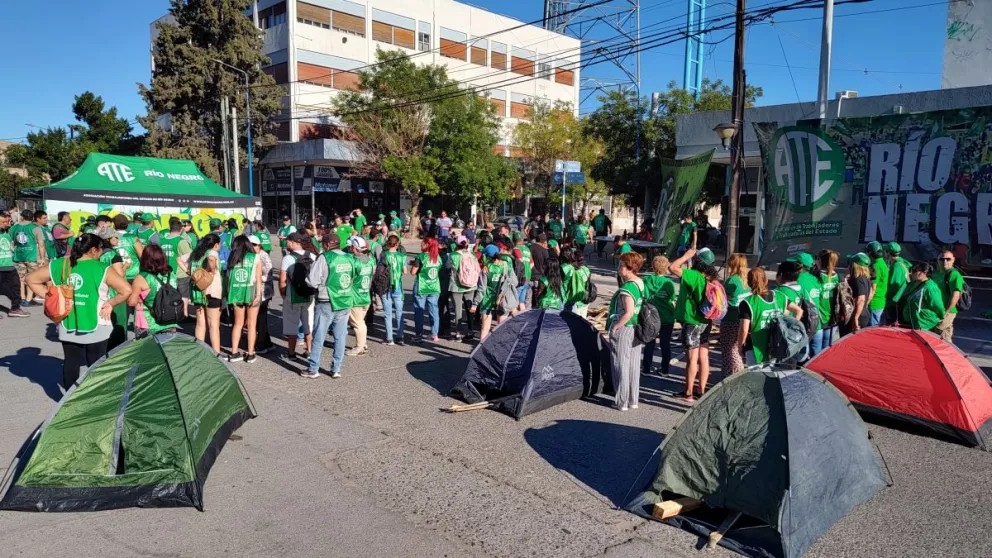  En la previa a las Fiestas, brindarán con agua y pan. (Fotos gentileza ATE)