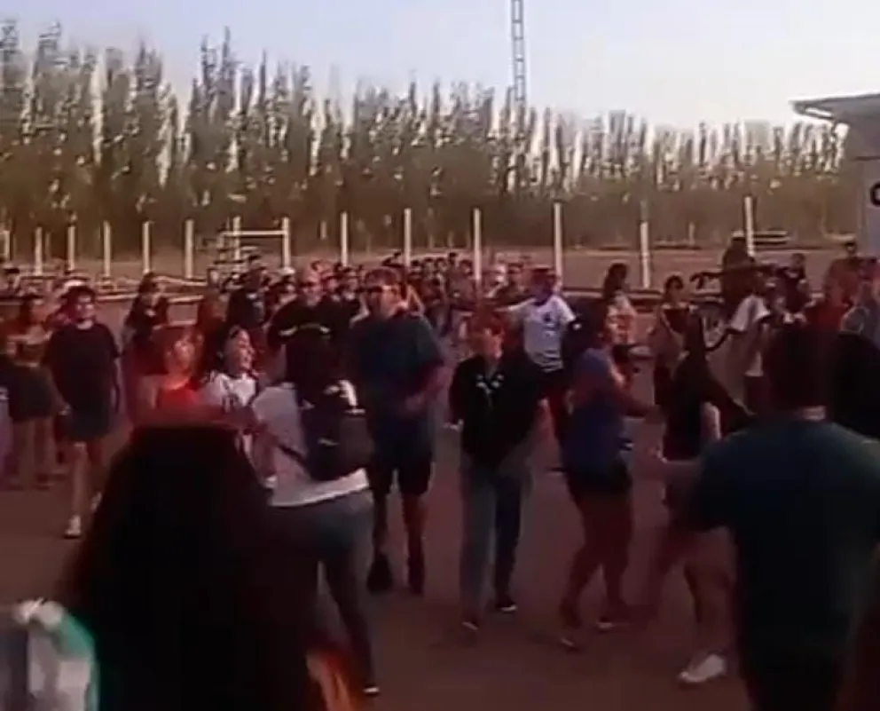 Cuando las integrantes del plantel del Deportivo Roca iban saliendo de la cancha recibieron piedrazos, botellazos y otro tipo de proyectiles. (Foto: ANRoca).