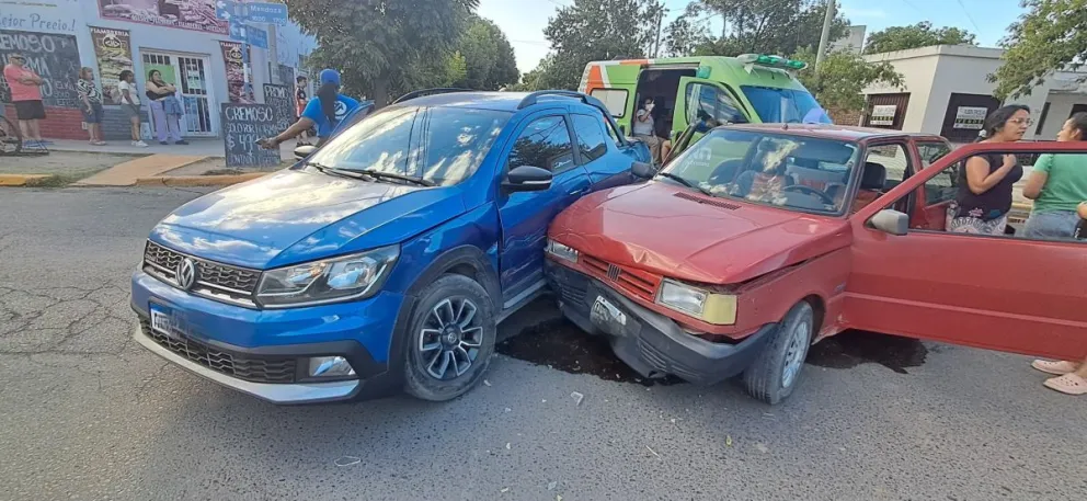 Inspectores municipales labraron una infracción a la persona que conducía el Fiat Uno por falta de carnet habilitante. (Foto: gentileza Policía de Río Negro). 