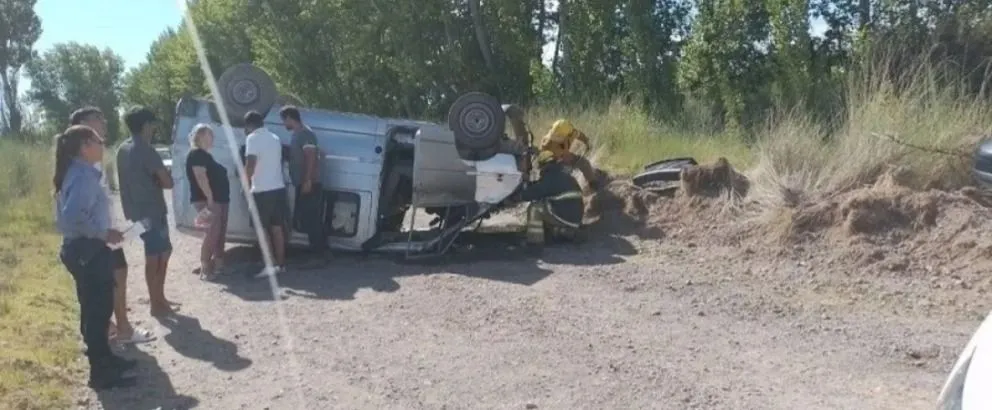 En la maniobra por intentar recuperar el control, impactó contra bordos de tierra sobre los laterales de la calle. Perdió la estabilidad y volcó, quedando con las cuatro ruedas hacia el cielo. (Foto: LCR Diario Digital).