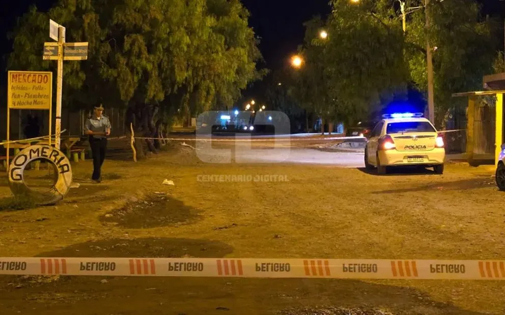 El lugar se vio rápidamente rodeado por un amplio operativo policial (imagen gentileza Centenario Digital)