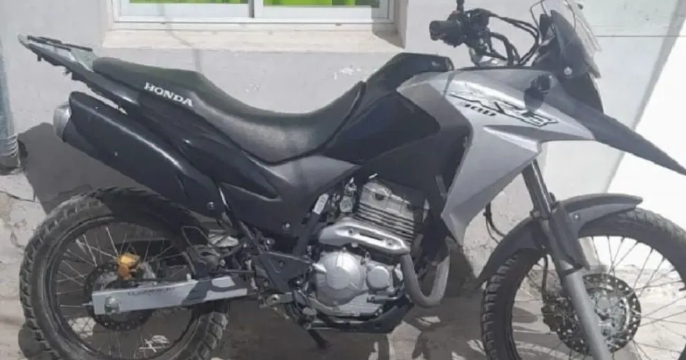 Se dispuso el inicio de un expediente por “encubrimiento”, el secuestro de la moto y la notificación al propietario para que presente la documentación para hacer entrega de la misma. (Foto: gentileza LCR Diario Digital).