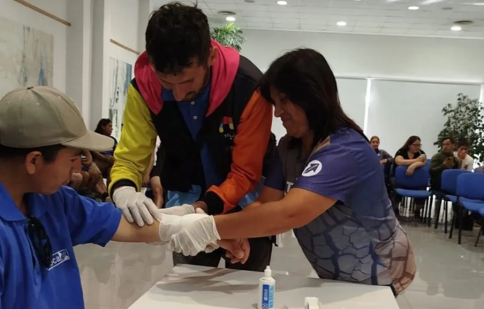 "Los chicos que están haciendo su pasantía en el Municipio, que dura seis meses, fueron invitados a capacitarse en RCP junto a sus compañeros y compañeras". contó María José Martínez, directora de los centros de la Apasido. (Foto: gentileza Apasido).