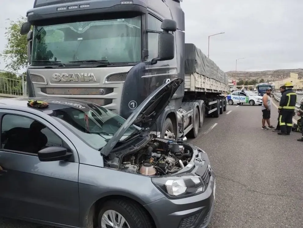Un choque entre un camión y un auto que circulaban en la misma dirección sobre la Ruta Nacional 22 generó un caos para el tránsito. Foto (LCR)