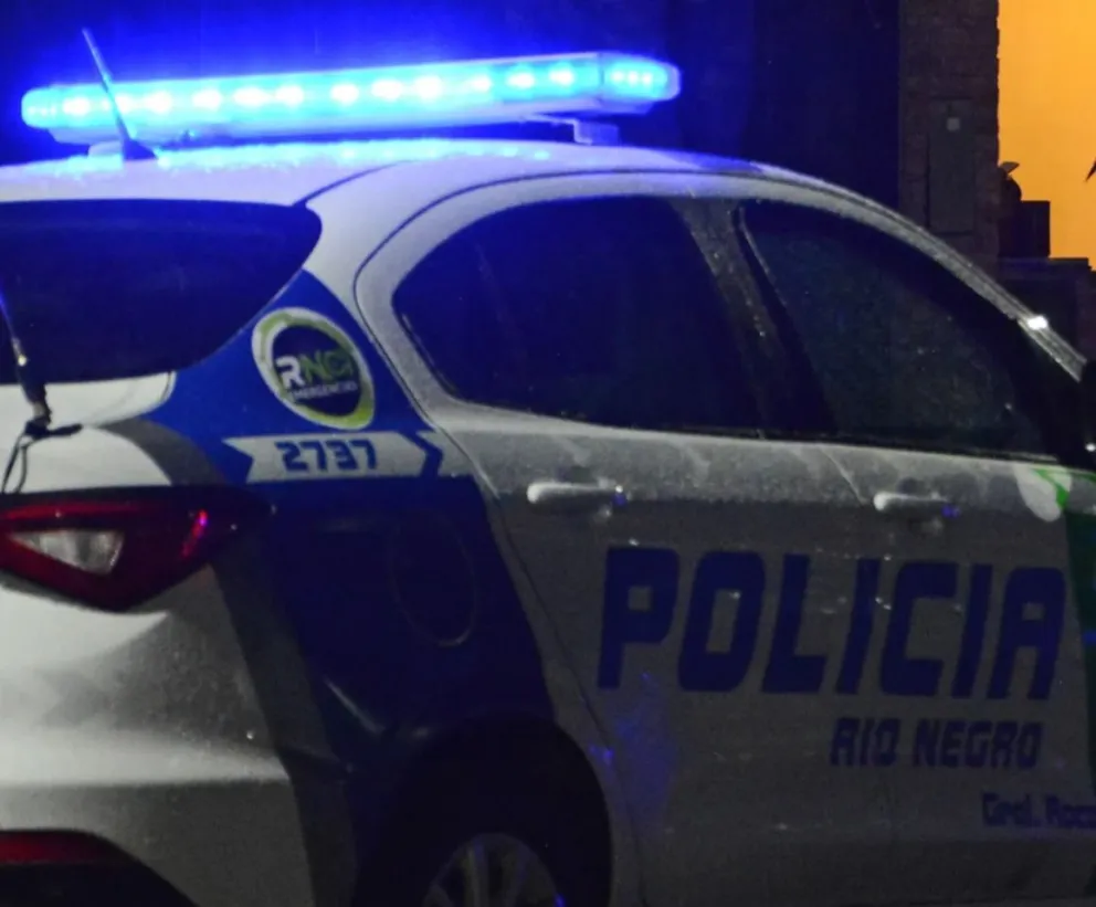 Según informaron fuentes policiales, fueron demorados a metros de la intersección de San Juan y O´Higgins. (Foto: gentileza Policía de Río Negro).