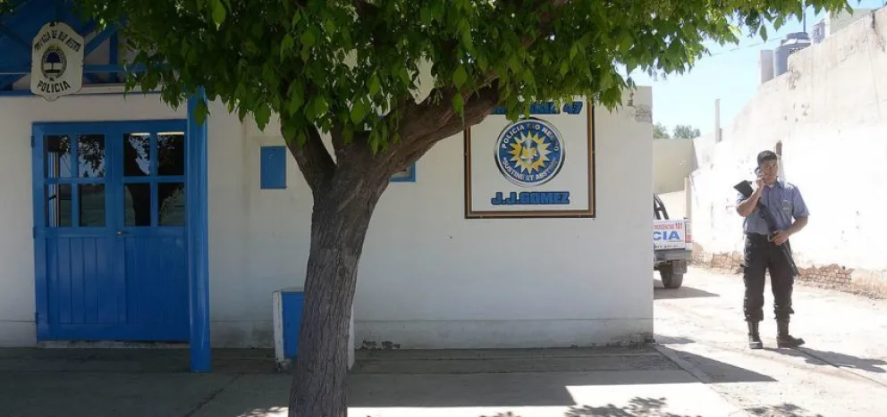 Uno de los hombres, quien tenía una bermuda azul con colores amarillos vivos sacó un destornillador y el otro individuo que lo acompañaba mostró un cuchillo. (Fotos: gentileza Policía de Río Negro).