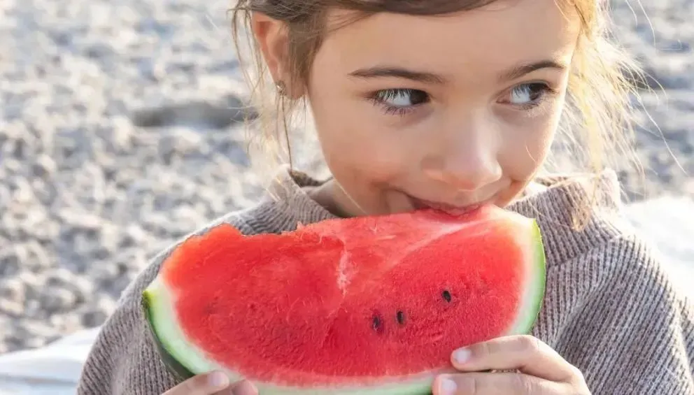 Las frutas son claves para mantenernos hidratados.