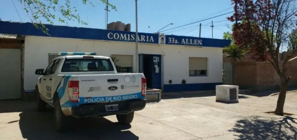 Comenzó a autolesionarse en el interior del móvil y a agredir a los efectivos policiales. (Foto: gentileza Policía de Río Negro).