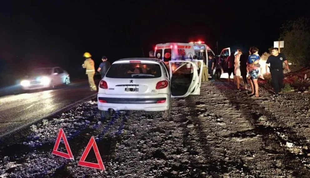 El vehículo embistió a un caballo que se cruzó en la ruta 151. Los daños fueron considerables, pero por fortuna los viajeros resultaron con heridas leves. Foto: gentileza Catriel25.
