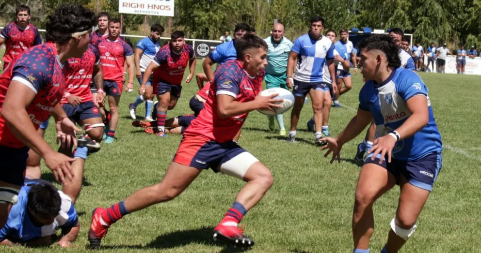 "Los entrenamientos son abiertos a la gente que quiera empezar, exjugadores o algunos casos en los que se fueron a estudiar y hayan jugado o no vuelven al club", dijo Andrés Díaz, entrenador de destrezas y Backs. (Foto: gentileza Roca Rugby Club).