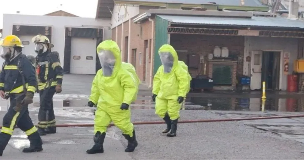 Bomberos intervino con personal de materiales peligrosos para controlar la fuga. (Foto gentileza LCR Diario Digital).