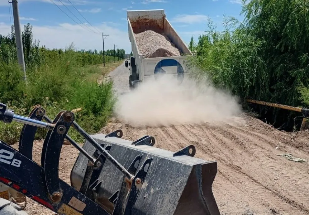El refuerzo estructural con la instalación de vigas de soporte, que mejoran la resistencia del puente. (Foto: gentileza Municipio de Roca).