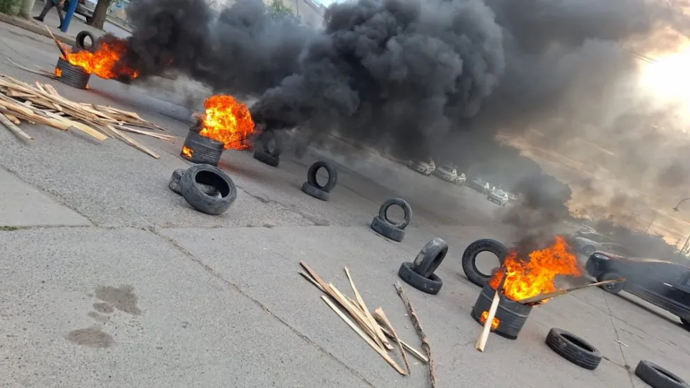 El tránsito ya está cortado en 9 de Julio y España.