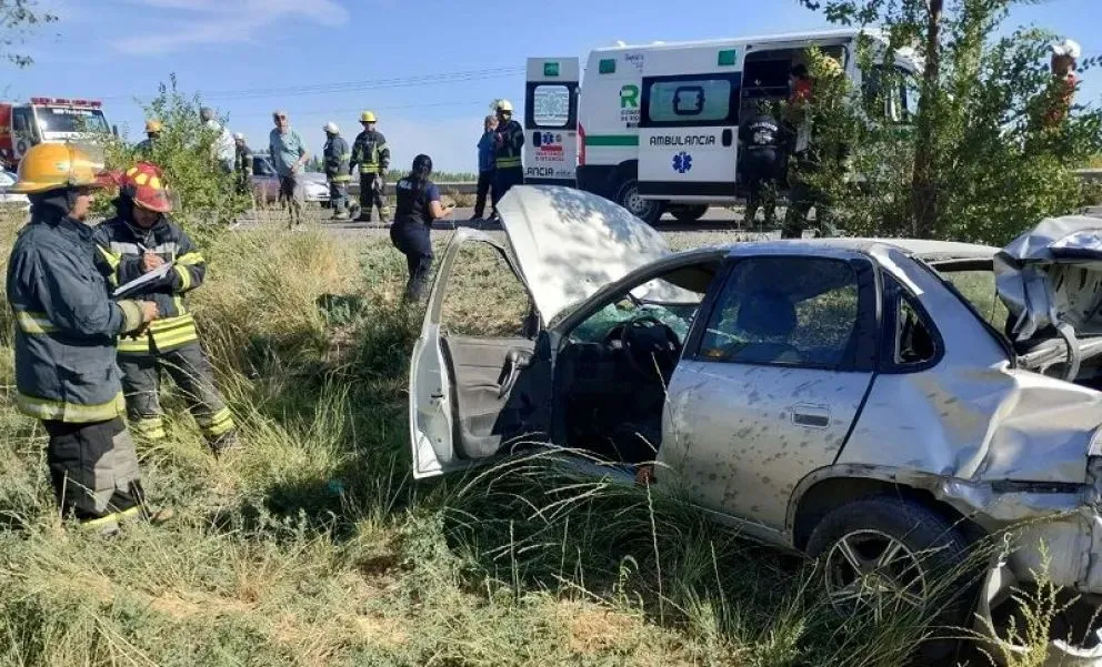 Los dos ocupantes del auto fueron trasladados al hospital de Villa Regina para su evaluación. (Foto: gentileza).