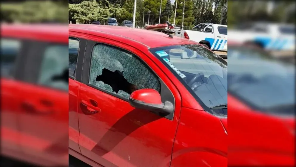 El sábado por la tarde un auto fue atacado a piedrazos| Foto (gentileza)
