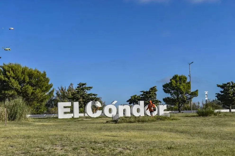 Turistas de ciudades vecinas eligen El Cóndor para descansar. 