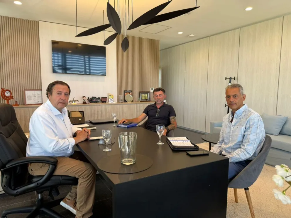 Reunión entre Weretilneck, el presidente de la Federación de Productores y el ministro Carlos Banacloy (Gobierno de Río Negro).