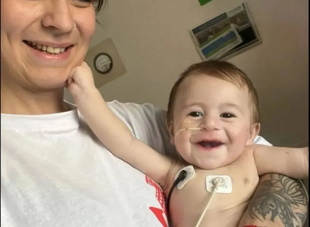 Pamela y su bebé Felipe. "La prioridad sigue siendo el trasplante, su corazón ya no funciona", explicó desde Buenos Aires.