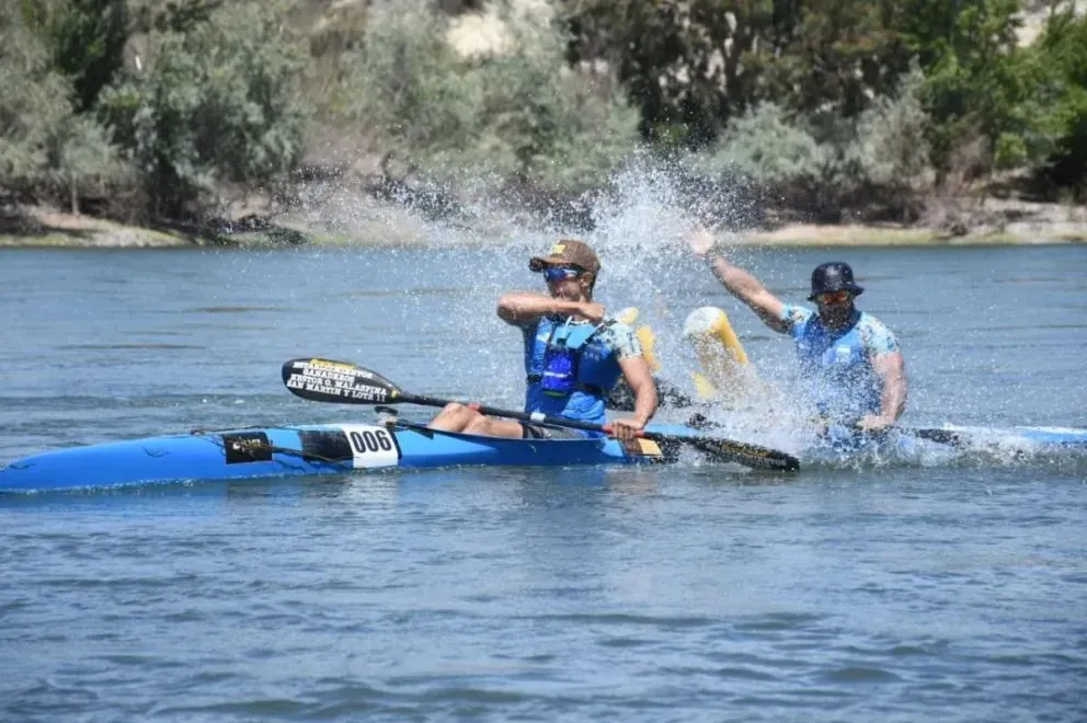 Julián Salinas de Choele Choel junto a su compañero de K2 senior Juan Ignacio Cáceres.