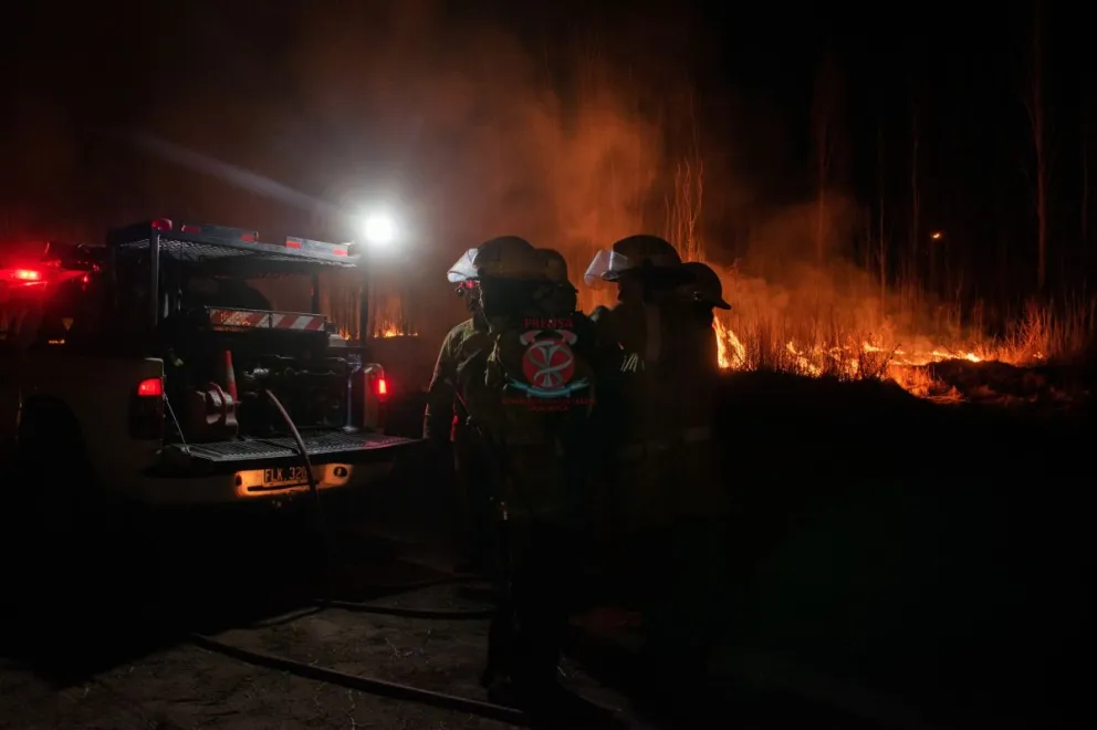 No es conveniente encender fogatas, ni fuegos en zonas cercanas a pastizales y bosques. (Foto: gentileza Bomberos Voluntarios de General Roca).
