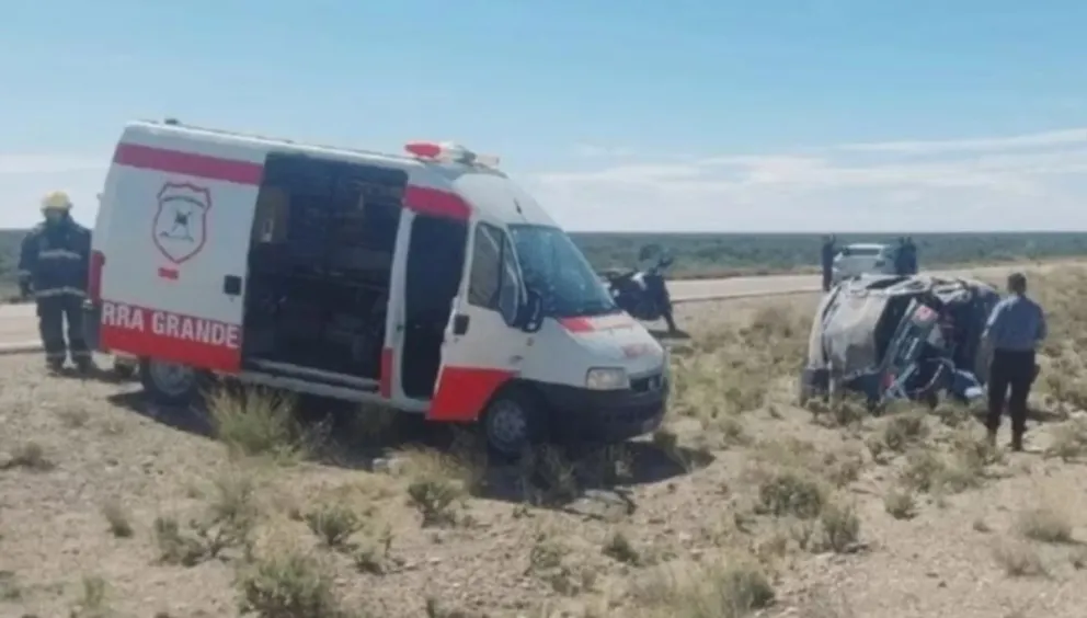 Ambos fueron trasladados al hospital. (Foto gentileza Bomberos Voluntarios Sierra Grande)