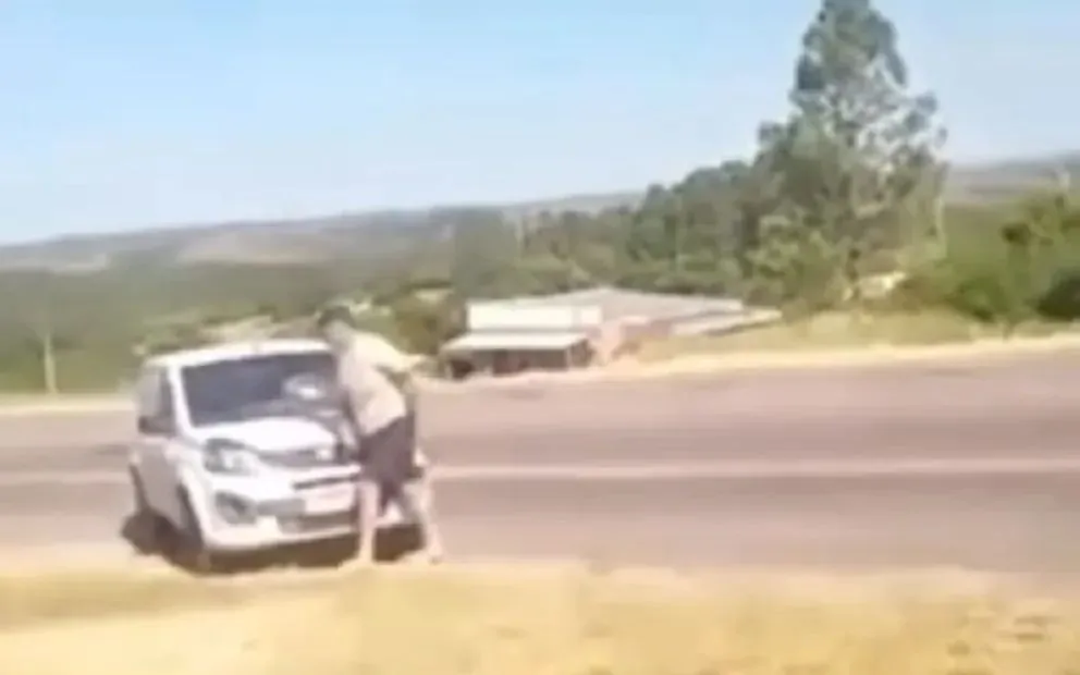 Captura del video en el que se ve la feroz agresión del rionegrino a un vehículo brasileño.