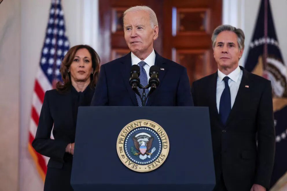 Joe Biden en conferencia de prensa, junto a Kamala Harris y Antony Blinken.