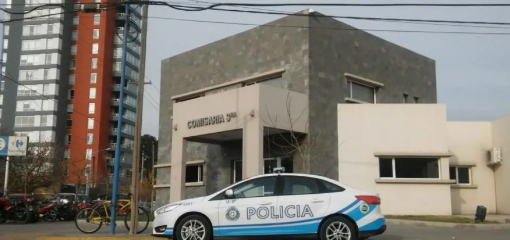 Se hizo entrega de un total de 51 prendas, entre remeras y buzos pertenecientes a Club Del Progreso. (Foto: gentileza Policía de Río Negro).