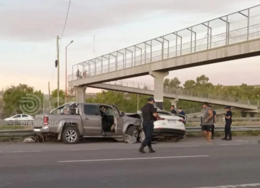 La colisión se produjo minutos antes de las 21 horas cuando el auto cruzaba y la camioneta salía de la ciudad. Foto (LCR).