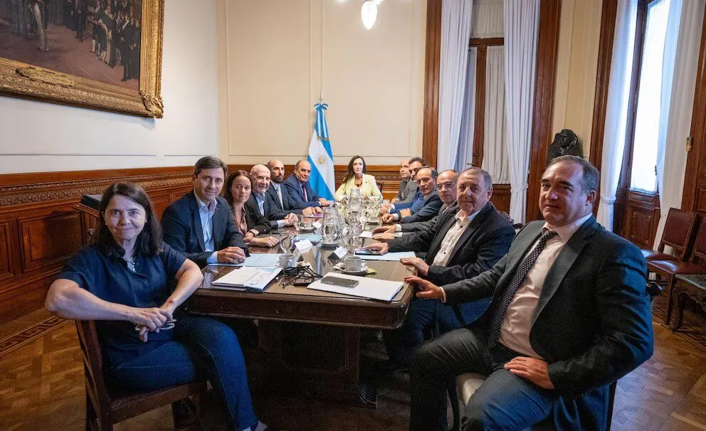 Victoria Villarruel y Guillermo Francos se reunieron con senadores dialoguistas.