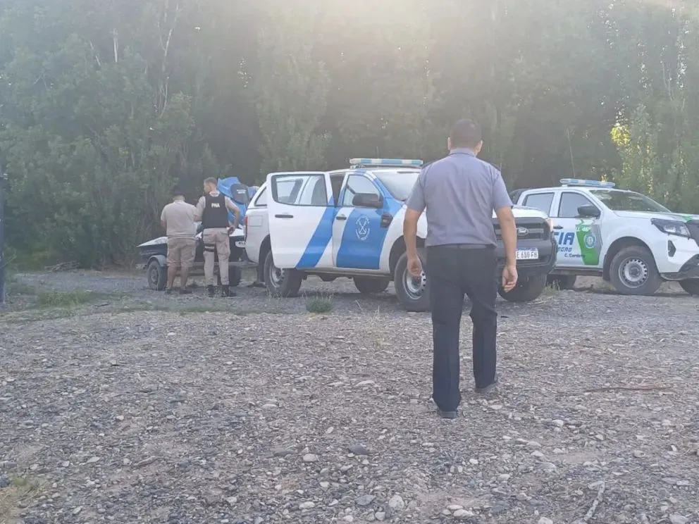 La Policía, Bomberos y Prefectura reactivaron la búsqueda desde muy temprano. Foto (Policía Río Negro).