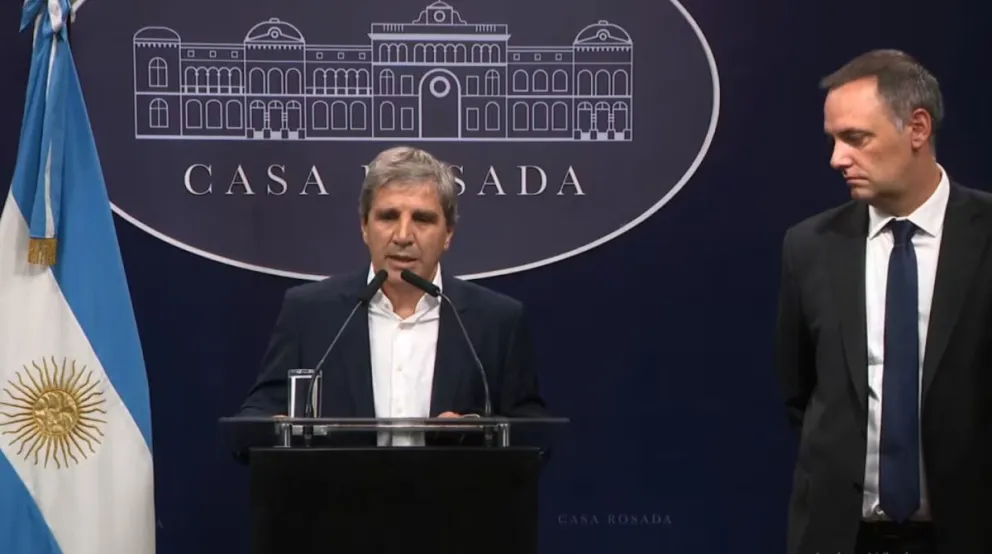 Manuel Adorni, junto al ministro de Economía, Luis Caputo.