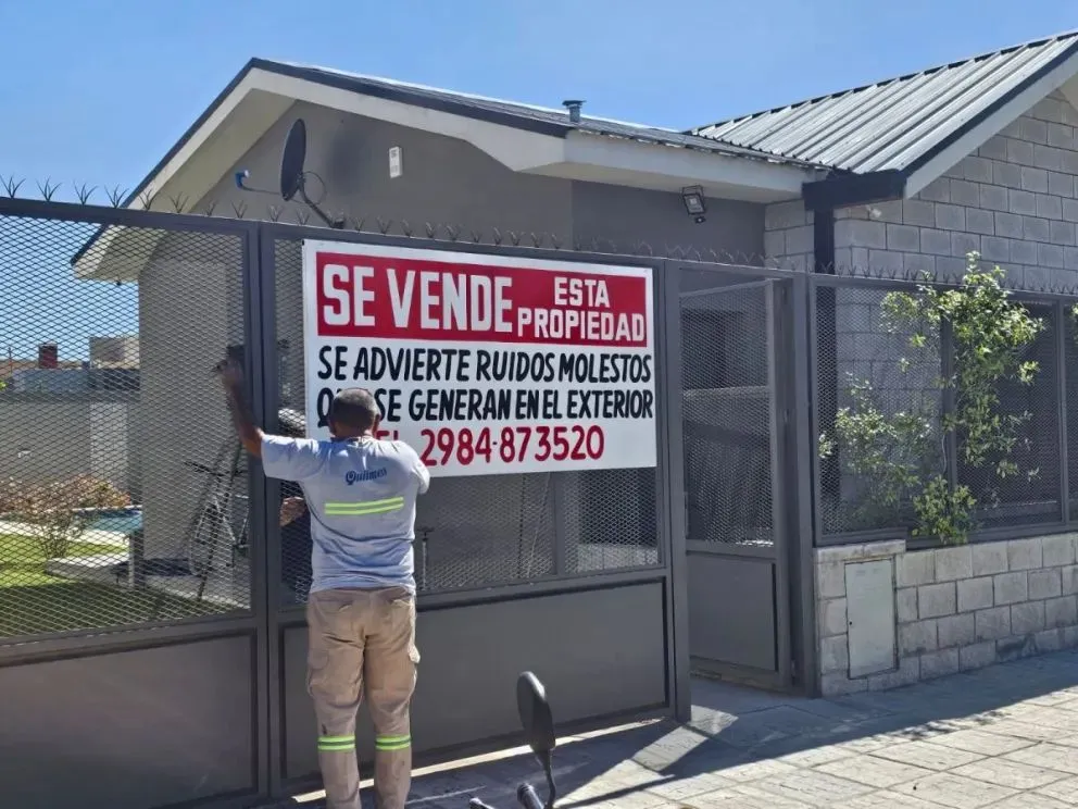 Cansado de pedir soluciones, Pablo puso un cartel de venta en su casa para llamar la atención de las autoridades. Los ruidos molestos son una tortura para los vecinos y vecinas. Foto (Facebook).