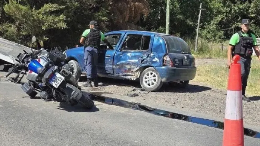 Una de las motocicletas, en la que viajaba una joven pareja de turistas brasileros, impactó contra el auto. |Foto gentileza