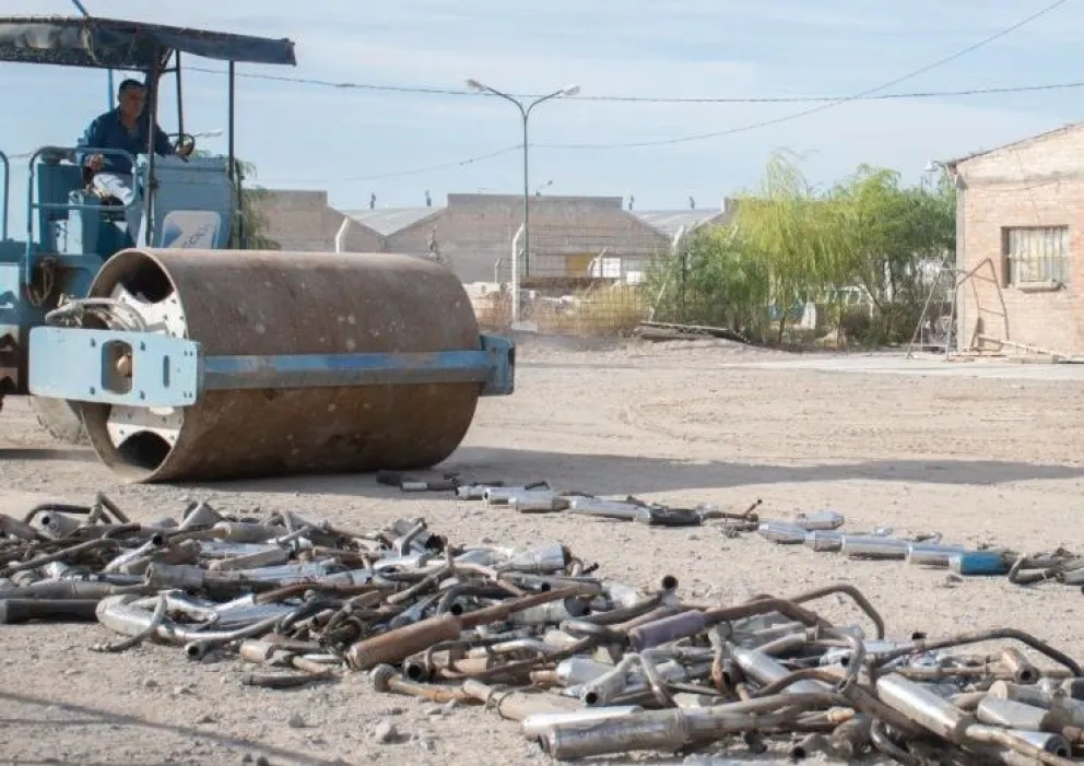 Periódicamente el Municipio destruye escapes libres de vehículos que secuestra personal de Tránsito. Foto (Municipio Roca).