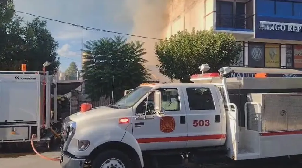 El fuego comenzó en el quincho de la vivienda de calle San Martín al 1.600. Foto (Gentileza).