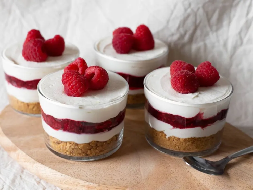 Disfrutá de estos cheesecakes de frutos rojos.