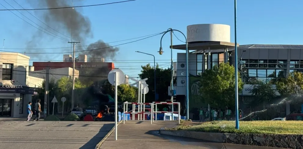 Con una ruidosa protesta en la puerta de las oficinas de calle 9 de Julio y Belgrano, y permanencia en la calle, desde ATE se mostraron en defensa del organismo. Foto (ANR).