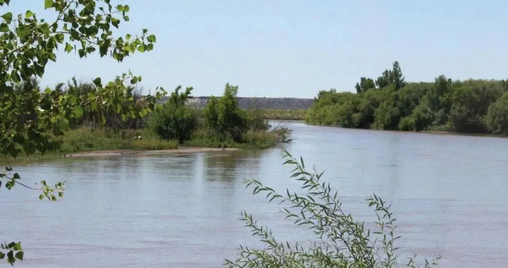 Ocurrió este miércoles, cuando los policías con buzos y voluntarios de Allen recorrían brazos del río en la zona de Bubalcó. Foto (Cipo360).