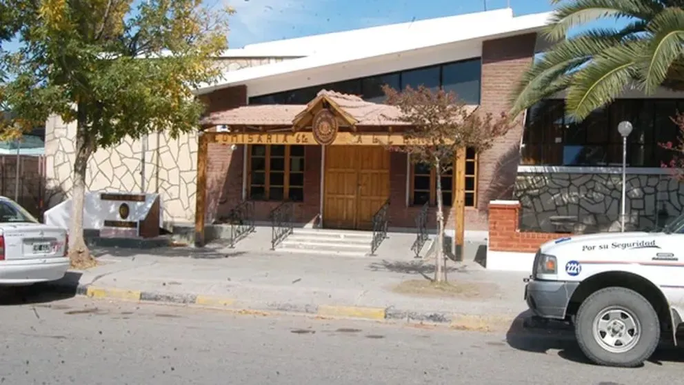 El comisario Manqueo confirmó la muerte del hombre. La investigación deberá determinar cómo fue que terminó aplastado por su propio camión (archivo).
