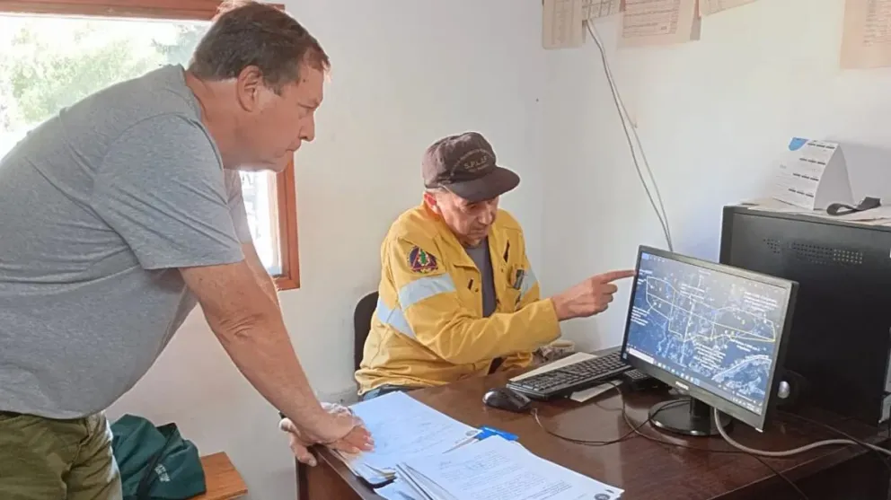 Weretilneck brindó detalles del daño del paso del fuego junto al intendente de El Bolsón, Bruno Pogliano
